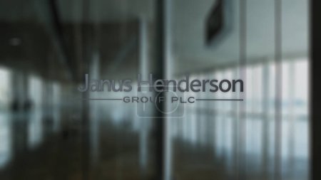 Téléchargez les photos : 20 novembre 2023. Le logo de Janus Henderson sur la fenêtre d'un hall dans un quartier d'affaires.. - en image libre de droit