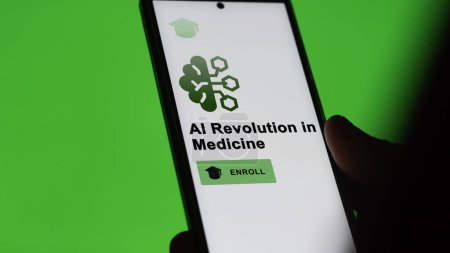 Foto de 03 de enero de 2024. Los estudiantes se inscriben en el programa Revolución de la IA en Medicina por teléfono, mejorando la certificación mediante el aprendizaje electrónico - Imagen libre de derechos