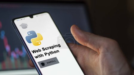 Foto de 03 de enero de 2024. Estudiante se inscribe en el Web Scraping con el programa Python en un teléfono, upskilling certificación por e-learning - Imagen libre de derechos