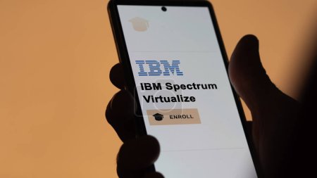 Foto de 06 de enero de 2024. Estudiante se inscribe en el programa IBM Spectrum Virtualize en un teléfono, la certificación upskilling por e-learning - Imagen libre de derechos