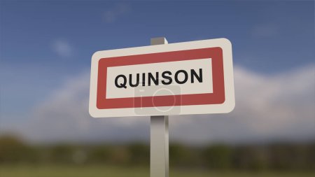 Téléchargez les photos : Un panneau à l'entrée de la ville de Quinson, signe de la ville de Quinson. Entrée d'une ville des Alpes-de-Haute-Provence. - en image libre de droit