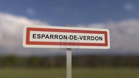 Téléchargez les photos : Un panneau à l'entrée de la ville d'Esparron-de-Verdon, signe de la ville d'Esparron de Verdon. Entrée d'une ville des Alpes-de-Haute-Provence. - en image libre de droit