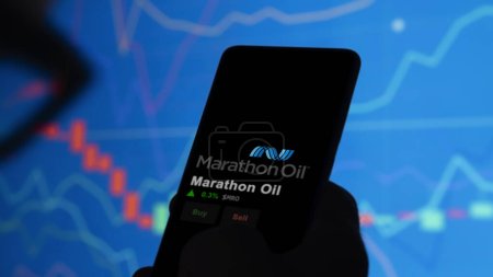 Téléchargez les photos : 15 janvier 2024. Le logo de Marathon Oil sur l'écran d'un échange. Marathon Stocks de pétrole, $MRO sur un appareil. - en image libre de droit