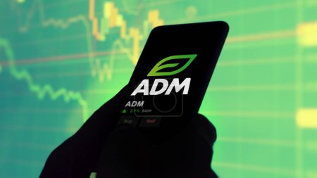 Téléchargez les photos : 15 janvier 2024. Le logo d'ADM sur l'écran d'un échange. Stocks de prix ADM, $ADM sur un appareil. - en image libre de droit