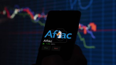 Foto de 15 de enero de 2024. El logotipo de Aflac en la pantalla de un intercambio. Acciones de precios de Aflac, $AFL en un dispositivo. - Imagen libre de derechos