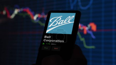 Foto de 15 de enero de 2024. El logotipo de Ball Corporation en la pantalla de un intercambio. Bolsa de valores de Ball Corporation, $BALL en un dispositivo. - Imagen libre de derechos