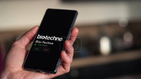 Foto de 15 de enero de 2024. El logotipo de Bio-Techne en la pantalla de un intercambio. Reservas de precios de Bio-Techne, $TECH en un dispositivo. - Imagen libre de derechos