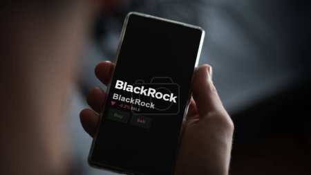 Foto de 15 de enero de 2024. El logotipo de BlackRock en la pantalla de un intercambio. Acciones de precios de BlackRock, $BLK en un dispositivo. - Imagen libre de derechos