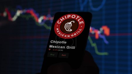 Foto de 15 de enero de 2024. El logotipo de Chipotle Mexican Grill en la pantalla de un intercambio. Chipotle Mexican Grill precio acciones, $CMG en un dispositivo. - Imagen libre de derechos