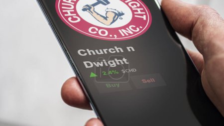 Téléchargez les photos : 15 janvier 2024. Le logo de Church n Dwight sur l'écran d'un échange. Eglise & Dwight stocks de prix, $CHD sur un appareil. - en image libre de droit