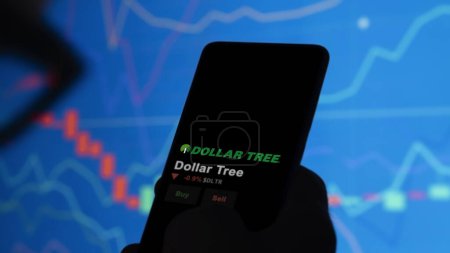 Téléchargez les photos : 15 janvier 2024. Le logo de Dollar Tree sur l'écran d'un échange. Dollar Tree stock de prix, $DLTR sur un appareil. - en image libre de droit