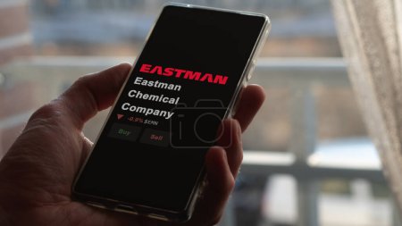 Foto de 15 de enero de 2024. El logotipo de Eastman Chemical Company en la pantalla de un intercambio. Bolsa de precios de Eastman Chemical Company, $EMN en un dispositivo. - Imagen libre de derechos