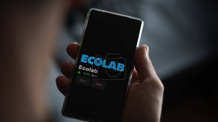 Foto de 15 de enero de 2024. El logotipo de Ecolab en la pantalla de un intercambio. Reservas de precios Ecolab, $ECL en un dispositivo. - Imagen libre de derechos