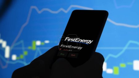 Foto de 15 de enero de 2024. El logotipo de FirstEnergy en la pantalla de un intercambio. PrimeroExistencias de precios de la energía, $FE en un dispositivo. - Imagen libre de derechos
