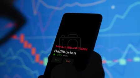 Foto de 15 de enero de 2024. El logotipo de Halliburton en la pantalla de un intercambio. acciones de precios Halliburton, $HAL en un dispositivo. - Imagen libre de derechos