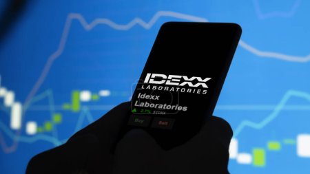 15 de enero de 2024. El logotipo de Idexx Laboratories en la pantalla de un intercambio. Reservas de precios de Idexx Laboratories, $IDXX en un dispositivo.