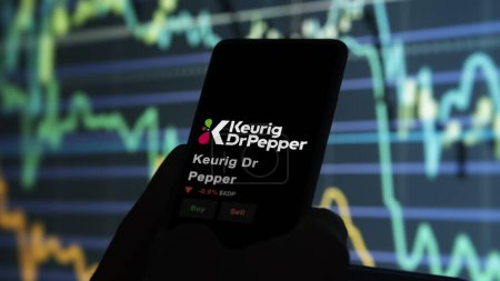 Foto de 15 de enero de 2024. El logo de Keurig Dr Pepper en la pantalla de un intercambio. Keurig Dr acciones de precios de pimienta, $KDP en un dispositivo. - Imagen libre de derechos