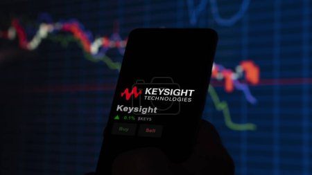 Foto de 15 de enero de 2024. El logotipo de Keysight en la pantalla de un intercambio. Acciones de precios de Keysight, $KEYS en un dispositivo. - Imagen libre de derechos
