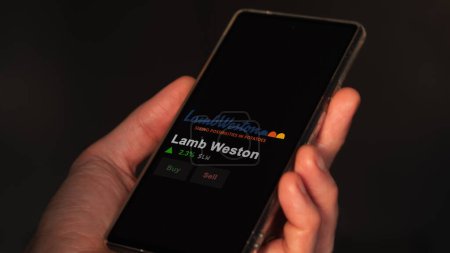 Foto de 15 de enero de 2024. El logotipo de Lamb Weston en la pantalla de un intercambio. Cordero Weston acciones de precios, $LW en un dispositivo. - Imagen libre de derechos