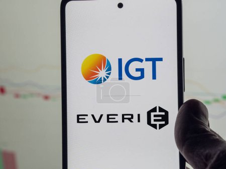 Téléchargez les photos : Logos de International Game Technology et Everi Holdings sur un téléphone à écran. - en image libre de droit