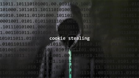 Cookie de ataque cibernético que roba texto en la pantalla de primer plano, hacker anónimo oculto con sudadera con capucha en el fondo borroso. Texto de vulnerabilidad en código binario del sistema en el programa editor.