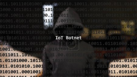 Cyber ataque iot texto botnet en pantalla de primer plano, hacker anónimo oculto con capucha en el fondo borroso. Texto de vulnerabilidad en código binario del sistema en el programa editor.