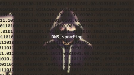 Cyber-Angriff dns Spoofing Text im Vordergrund, anonyme Hacker mit Kapuzenpulli im verschwommenen Hintergrund versteckt. Verwundbarkeitstext im binären Systemcode im Editor-Programm.