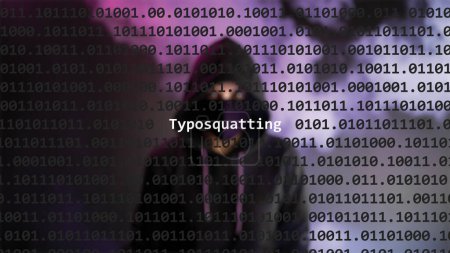 Cyber ataque tiposquatting texto en pantalla de primer plano, hacker anónimo oculto con capucha en el fondo borroso. Texto de vulnerabilidad en código binario del sistema en el programa editor.