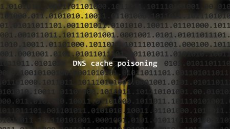 Cyber-Angriff dns Cache-Vergiftung Text im Vordergrund, anonyme Hacker mit Kapuzenpulli im verschwommenen Hintergrund versteckt. Verwundbarkeitstext im binären Systemcode im Editor-Programm.