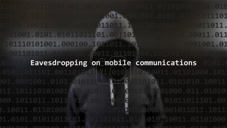 Cyber-Angriff belauscht Mobilfunk-Text im Vordergrund, anonymer Hacker versteckt mit Kapuzenpulli im verschwommenen Hintergrund. Verwundbarkeitstext im binären Systemcode im Editor-Programm.