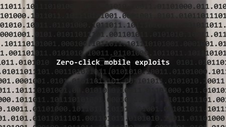 Cyber-Angriff Zero-click mobile Exploits Text im Vordergrund, anonyme Hacker mit Kapuzenpulli im verschwommenen Hintergrund versteckt. Verwundbarkeitstext im binären Systemcode im Editor-Programm.