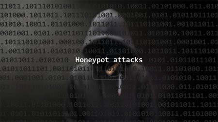 Cyber ataque honeypot ataca texto en pantalla de primer plano, hacker anónimo oculto con capucha en el fondo borroso. Texto de vulnerabilidad en código binario del sistema en el programa editor.