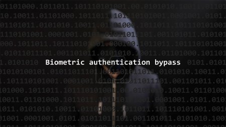 Ciberataque autenticación biométrica bypass texto en pantalla de primer plano, hacker anónimo oculto con capucha en el fondo borroso. Texto de vulnerabilidad en código binario del sistema en el programa editor.