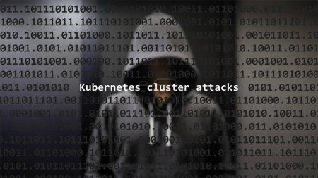 Cyber-Angriff kubernetes Cluster greift Text im Vordergrund an, anonyme Hacker versteckt mit Kapuzenpulli im verschwommenen Hintergrund. Verwundbarkeitstext im binären Systemcode im Editor-Programm.