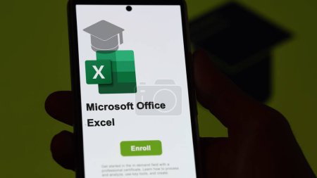 Foto de 04 de marzo de 2024. Estudiante se inscribe en el programa Microsoft Office Excel en un teléfono, upskilling certificación por e-learning - Imagen libre de derechos