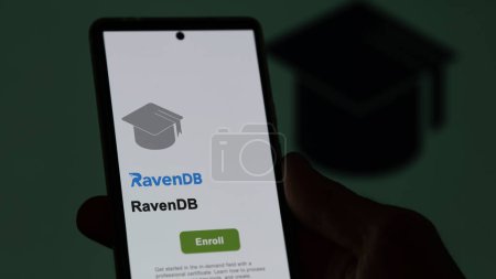 Foto de 04 de marzo de 2024. Estudiante se inscribe en el programa RavenDB en un teléfono, upskilling certificación por e-learning - Imagen libre de derechos