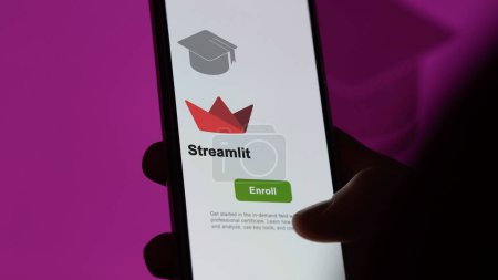 Foto de 04 de marzo de 2024. Estudiante se inscribe en el programa Streamlit en un teléfono, upskilling certificación por e-learning - Imagen libre de derechos