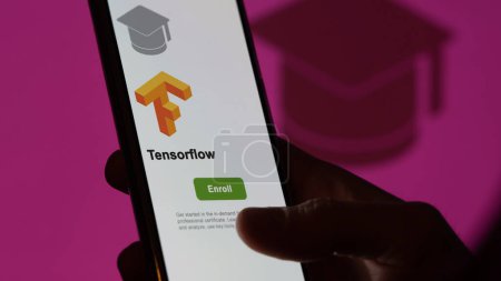 Foto de 04 de marzo de 2024. Estudiante se inscribe en el programa Tensorflow en un teléfono, upskilling certificación por e-learning - Imagen libre de derechos