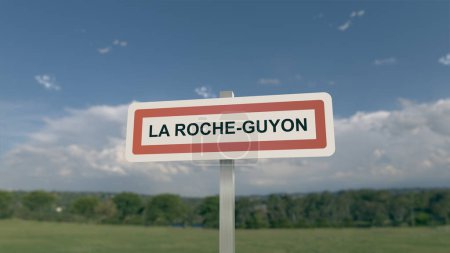 Ortsschild von La Roche-Guyon. Eingang der Stadt La Roche Guyon im Val d 'Oise, Frankreich