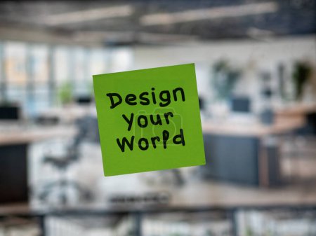 Post-Notiz auf Glas mit "Design Your World".