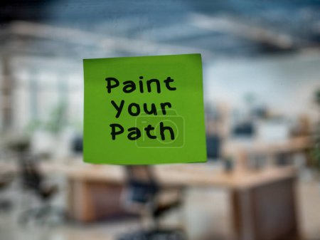Téléchargez les photos : Poster une note sur le verre avec 'Paint Your Path'. - en image libre de droit