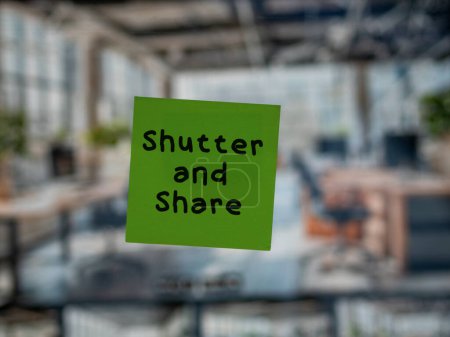 Post-Notiz auf Glas mit "Shutter and Share".