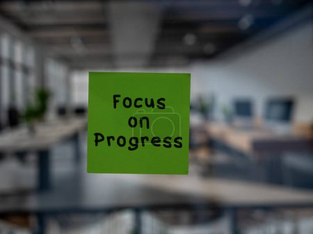 Post-Notiz auf Glas mit "Fokus auf Fortschritt".