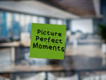 Post-Notiz auf Glas mit 'Picture Perfect Momentes'.