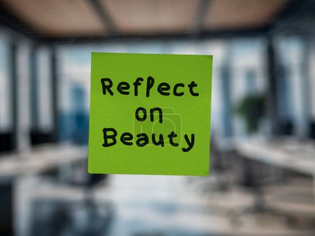 Post-Notiz auf Glas mit "Reflect on Beauty".