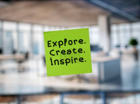 Téléchargez les photos : Poster une note sur verre avec 'Explore. Créer. Inspirez.. - en image libre de droit