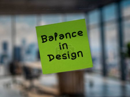 Post-Notiz auf Glas mit "Balance in Design".