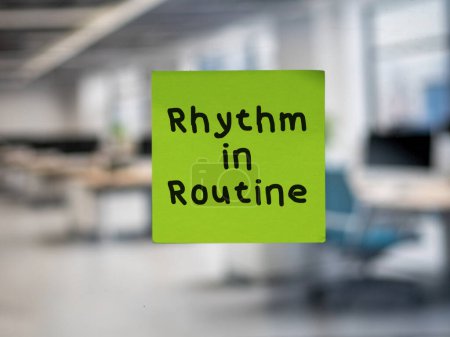 Post-Notiz auf Glas mit "Rhythmus in der Routine".