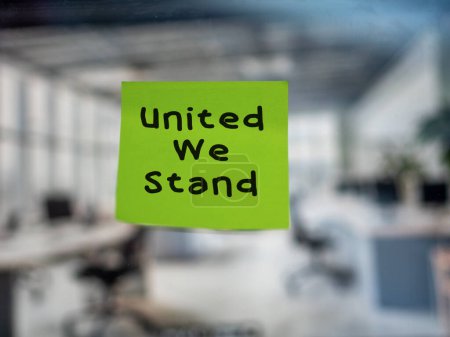 Téléchargez les photos : Message sur le verre avec 'United We Stand'. - en image libre de droit