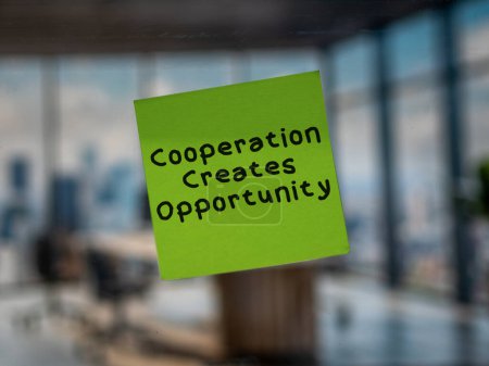 Téléchargez les photos : Post note sur le verre avec 'La coopération crée des opportunités'. - en image libre de droit